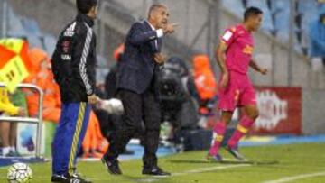 El entrenador de Las Palmas Paco Herrera da instrucciones a sus jugadores.