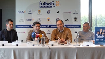 21-03-25. MARCELINO GARCÍA TORAL, ENTRE SAMUEL FERNÁNDEZ Y EL ALCALDE DE VILLAVICIOSA, ALEJANDRO VEGA, Y GILBERTO PRADO, DIRECTIVO DE LA FEDERACIÓN ASTURIANA DE FÚTBOL, EN LA PRESENTACIÓN DEL PRIMER CONGRESO FUTBOLFY.