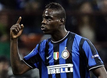 Mario Balotelli se dirige a la grada del Giuseppe Meazza durante la ida de semifinales de la Champions contra el Barcelona en abril de 2010.