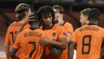 Bergwijn celebra un gol con sus compañeros.