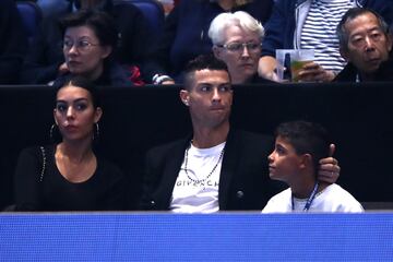 Cristiano made the most of the international break to watch the Djokovic v Isner match at the ATP Finals in London with Georgina Rodríguez and his eldest son.