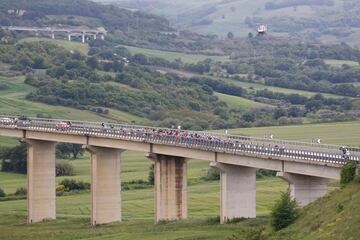 El pelotón en la sexta etapa entre Cassino y San Giovanni Rotondo.
