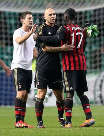 El portero del Milan Christian Abbiati celebrando con su compañero Cristian Zapata después de que este último marcara el gol 0-2 para el Milan