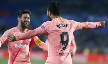 0-2. Luis Suárez celebró el segundo gol con Messi.