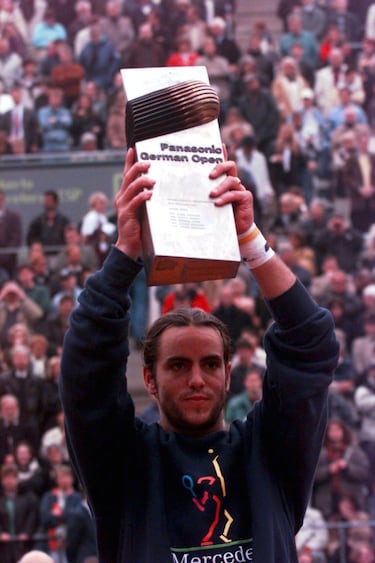 Roberto Carretero acudía al Super 9 de Hamburgo siendo el número 143ª del ránking. Fue un auténtico especialista sobre tierra batida. Consiguió derrotar a Àlex Corretja y eso que empezó perdiendo el primer set por 2-6. Finalmente, el extenista madrileño remontó y venció las siguientes mangas por 6-4, 6-4 y 6-4 y fue su mejor victoria de todas, además de ser el único título que tiene en su palmarés. Carretero desde que tuvo 20 años y ganó en Hamburgo hasta los 25 años entró tres veces en quirófano, pasando del top-50 al 600, hasta que decidió retirarse del tenis en 2001.