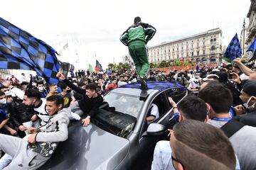 Cientos de personas, sin ninguna distancia de seguridad, celebran en la Piazza Duomo de Milán el campeonato de la liga italiana.