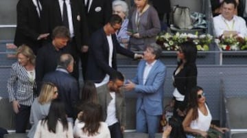 Cristiano Ronaldo saluda a Manolo Santana a su llegada. 