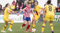 Patri Guijarro, Caldentey y Marta Torrej&oacute;n, del Bar&ccedil;a y Menayo, del Atl&eacute;tico, durante un Cl&aacute;sico de la Primera Iberdrola. 