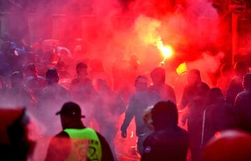 Ultras del Olympique de Marsella en las inmediaciones del estadio de San Mamés.