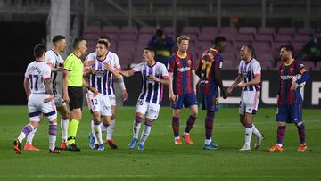 BARCELONA, SPAIN - APRIL 05: Players of Real Valladolid CF appeals to referee Santiago Jaime Latre after he showed a red card to Oscar Plano of Real Valladolid during the La Liga Santander match between FC Barcelona and Real Valladolid CF at Camp Nou on A