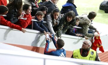 Sergio Ramos firmando autógrafos. 
