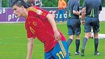 Ismael consuela a Funk tras la finalización del encuentro que certificaba la eliminación germana