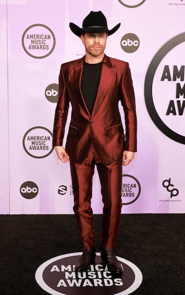 Dustin Lynch posa en la alfombra para los medios antes de la entrega de premios. 