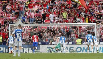 Carrasco marca de penalti el 2-1 al Espanyol. 