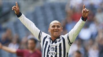 En 2007 fichó por Monterrey y se convertiría en ídolo de los Rayados. El delantero es hoy por hoy el máximo goleador en la historia del conjunto regiomontano con un total de 121 anotaciones. En términos colectivos ganó con La Pandilla dos títulos de liga y tres ediciones de la Liga de Campeones Concacaf.