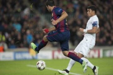 Asistencia de Luis Suárez a Messi que marca el 1-1