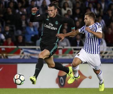 Real Madrid's Gareth Bale outsprints Kévin Rodrigues in his run towards Real Sociedad's goal.