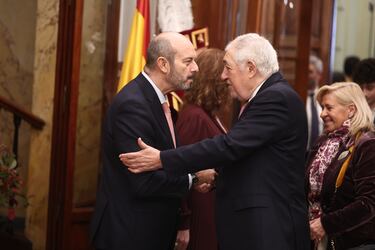 El presidente del Senado, Pedro Rollán, y la presidenta del Congreso, Francina Armengol, saludan al presidente del Tribunal Constitucional, Cándido Conde-Pumpido, durante el acto institucional por el Día de la Constitución, en el Congreso de los Diputados.