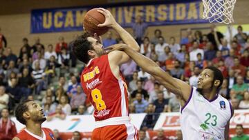 Vitor Benite lanza a canasta ante Jeff Brooks.