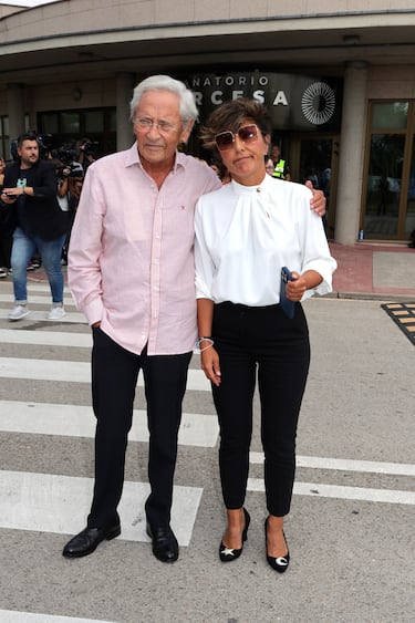 Fernando Ónega y Sonsoles Ónega a su salida del tanatorio La Paz para despedir a María Teresa Campos.