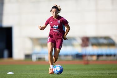 La gerundense juega  como defensa central en el Arsenal.