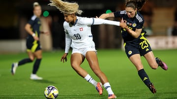 Sydney Schertenleib se intenta zafar de Emma Lawtonen el Escocia-Suiza. (Photo by Ian MacNicol/Getty Images)