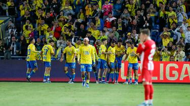 Los jugadores de la UD Las Palmas celebran el segundo gol de su equipo durante el partido de la jornada 12 de Liga de Primera División disputado este viernes en el estadio Gran Canaria.- EFE/Quique Curbelo