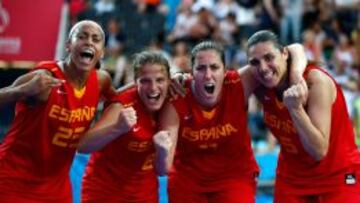 Inma Zanoguera, Maria Aranzazu Gomez, Vega Gimenoy Rita Montenegro celebran el bronce de Espa&ntilde;a.