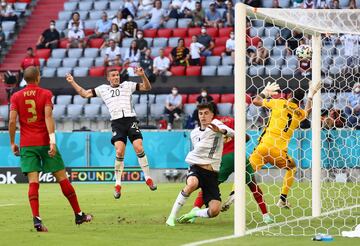 Robin Gosens anota el cuarto gol de Alemania