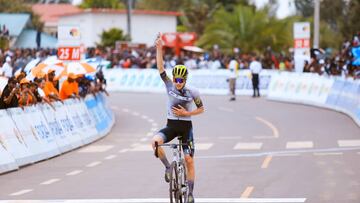 El ciclista suizo Matteo Badilatti celebra su victoria en solitario en la sexta etapa del Tour de Ruanda.