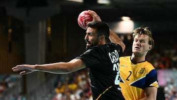 Spain's left back #25 Agustin Casado (L) attempts to score past Sweden's left back #02 Jonathan Carlsbogaard during the Men's Preliminary Round Group A handball match between Sweden and Spain of the Paris 2024 Olympic Games, at the Paris South Arena in Paris, on July 29, 2024. (Photo by Aris MESSINIS / AFP)