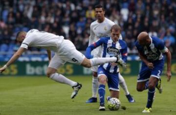 Karim Benzema cae ante los jugadores Arribas y Manuel Pablo.