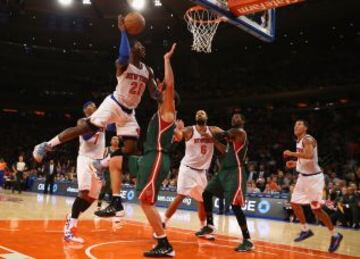 New York Knicks-Milwaukee Bucks. Iman Shumpert intenta anotar.