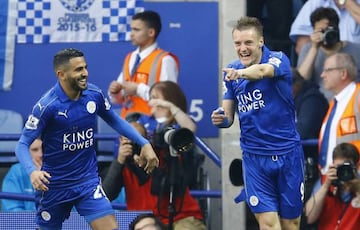 Vardy celebra un gol junto a Mahrez.