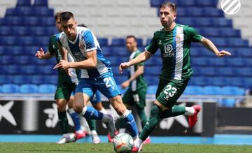 Embarba conduce, perseguido por Marc Roca, en el ensayo general de este domingo sobre el RCDE Stadium.