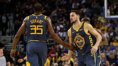 Kevin Durant y Klay Thompson se saludan durante un partido de esta temporada contra Chicago Bulls.