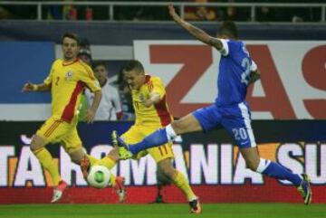 Rumania-Grecia. Gabriel Torje y José Holebas.