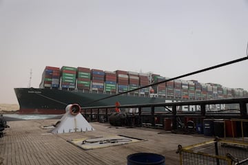   El buque de transporte de mercancías (Ever Given) sigue encallado en el Canal de Suez, un canal navegable situado en Egipto que une el mar Mediterráneo con el mar Rojo, debido a una tormenta de arena y de fuerte viento. Numerosos barcos han quedado atascados debido a una tormenta de arena y de fuerte viento con embarcaciones queriendo cruzar el canal. El Ever Given tiene 400 metros de eslora y pesa 200.000 toneladas sin carga, con capacidad de transportar 20.000 contenedores.