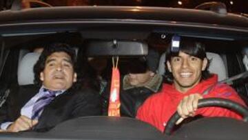 <b>JUNTOS Y REVUELTOS. </b>Maradona, su hija, Kun y varios amigos fueron a cenar el miércoles a De María tras el partido. Después, se marcharon todos a casa de Agüero.