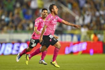 Chivas, Monterrey, América, Querétaro y Necaxa utilizaron el color rosa en su uniforme para apoyar el mes del cáncer de mama.