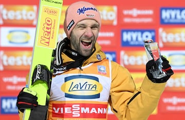 Paschke posa con su trofeo de vencedor en Titisee-Neustadt.