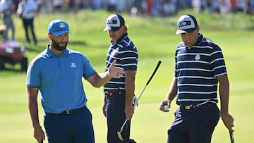 Jon Rahm junto a Scottie Scheffler bajo la atenta mirada de Brooks Koepka.