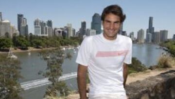 Roger Federer posa a su llegada a Brisbane.