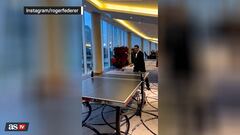 Federer y Schwartzman juegan un partido de ping pong