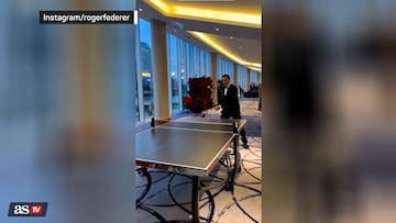 Federer y Schwartzman juegan un partido de ping pong