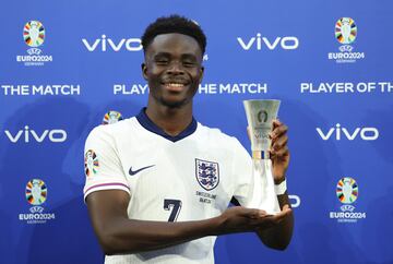 Bukayo Saka, jugador de la Selección inglesa, posa con el trofeo de 'MVP del Partido' ante Suiza.