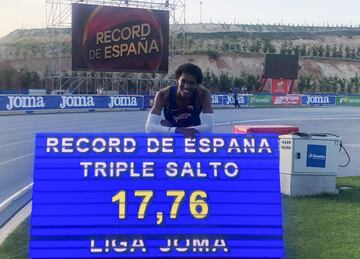  Jordan Díaz posa tras establecer el nuevo récord de España en triple salto con una marca de 17,76 metros.