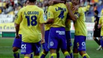 <b>ALEGRÍA JUSTIFICADA. </b>Lamas, rodeado de compañeros, celebra su gol al Elche, que despejó el camino hacia la victoria.