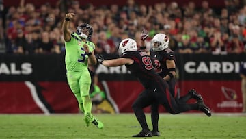 GLENDALE, AZ - NOVEMBER 09: Quarterback Russell Wilson #3 of the Seattle Seahawks scrambles to make a pass against defensive end Josh Mauro #97 and free safety Tyrann Mathieu #32 of the Arizona Cardinals at University of Phoenix Stadium on November 9, 2017 in Glendale, Arizona. Christian Petersen/Getty Images/AFP
== FOR NEWSPAPERS, INTERNET, TELCOS & TELEVISION USE ONLY ==
