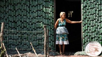 María, la mujer que construyó su ‘casa encantada’ en 3 meses sólo con botellas de plástico: “La gente se para a admirarla”